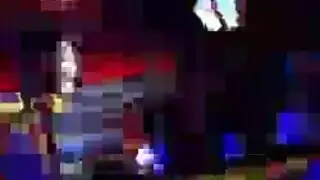 جميلة موشومة تمص قضيبين في علاقة ثلاثية مع المعجبين تبتلع كل قطرة مني