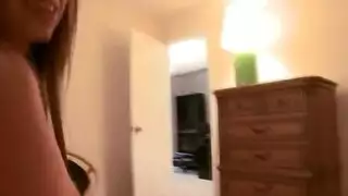 ملل يوم العمل ينتهي بقذف عميق في الحلق