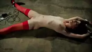يلحق الشاب الموشوم المفتول متعة ألم لشريك مقيد