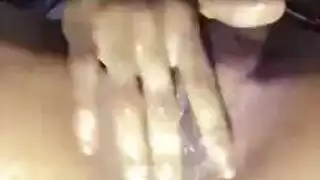زوجة مثيرة بجوارب سوداء تفتح كسها الرطب لمشهد جنسي صريح