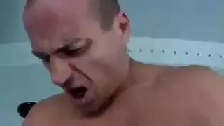 سكس شواذ متوحش: ضربات قوية و صراخ متعة