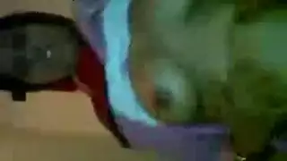جلسة نيك جماعي في المزرعة: خالات وأخوات عربيات يتم تعريقهن