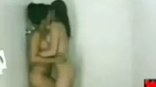 تمديد ذلك المهبل العذراء حتى تئن