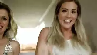 جميلة ذات أثداء كبيرة تجعل قضيبي صلبًا ويسيل