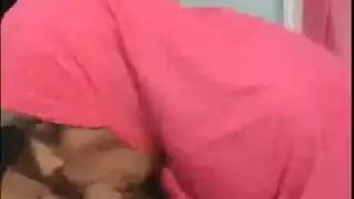 قحبة جزائرية محجبة تنيك مع مغترب و ترضع له زبه