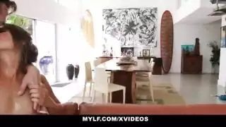 امرأة ساذجة تستكشف الجنس الخشن