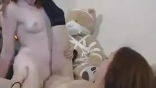 شقراء تمتلئ مؤخرتها خارجاً وتنتهي بقذف على وجهها