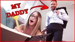 مراهقة صغيرة تمارس جنسًا عنيفًا وأفعالًا مع أثداء صغيرة
