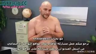 تساعد زوجه في العمل مترجم