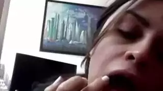 اللغة الفنلندية امرأة سمراء جينز