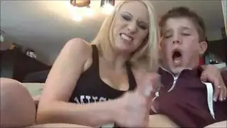 يدخل يديو جوها يكهربه زبه