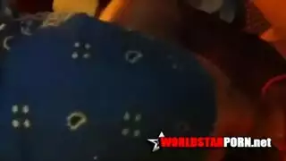 جميلة على ركبتيها نائب الرئيس بالفرشاة