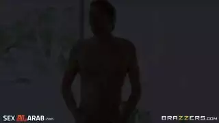 الام تدلك جسد ابنها مترجم