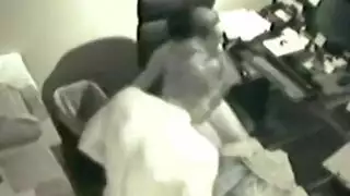 شقراء تتعرض ثقوبها للتمزق بقضيب كبير في خيال الصقر