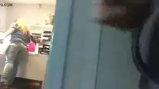 تدخل عليه اخته وهو يدعك زبه
