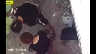 بينيك في المدرسه وزميله يصورهم