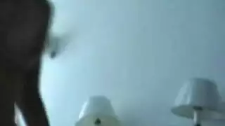 يسيل دم من طيزها