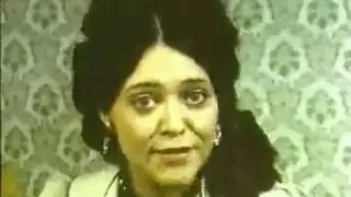 امرأة ناضجة تأخذ قضيب الشاب العذر في جولة