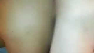 إلهة الشوكولاتة تتعرض لجنس فموي عميق وقذف داخلي