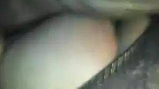 فتاة تتغوط
