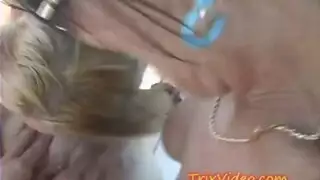 سمس على ضفة البحر مع الناس