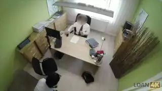 جميلة سمراء حسناء تمص قضيبًا بقوة في تاكسي