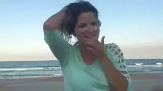 فتاة الشاطئ تنك في فتحتين وتمص القضيب حتى النهاية