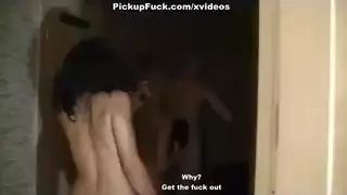 كلب يمارس الجنس مع بنت فوق السرير