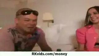 سوناكشي سينها تئن بصوت عال أثناء جماع مزدوج قاسي