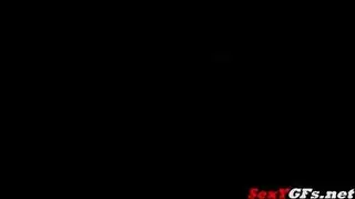 كالي رودريغيز تنزل على جارتها في مشهد سحاقي صريح