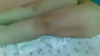 ابن يمارس في العيد ينثر الوردعلى السرير