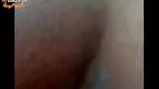 بنت صغيره بعمر المراهقه تستمني أمام الكاميرا وهي عاريه