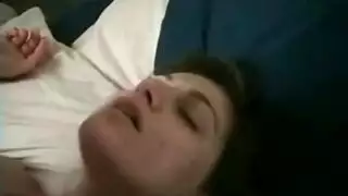 فتاة ساخنة تأخذ قضيبًا سميكًا في مؤخرتها المثالية