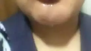 لا تستطيع الاكتفاء – تمص زبًا صلبًا وتفركه على ثدييها الساخنين
