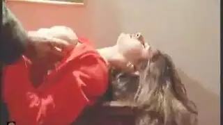 مشهد إباحي صريح: ضرب قاسي للكس وتدليك شهواني للثدي