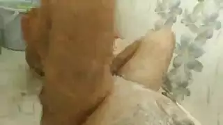 إباحية حميمية في الحمام: من الجنس الفموي إلى وضع الفارسة