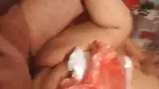عشيقها الشهواني ينيك كسها بقوة مع دمية مطاطية عميقة
