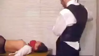 البوس يكتم عاملة نائمة ثم ينيكها بقوة