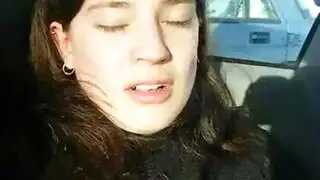 شغال بعبصة في كس صاحبته الجميلة في السيارة ويصورها بالموبايل