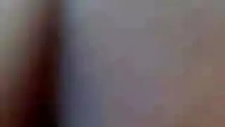 عربية ممتلئة الجسم تكشف عن كسها الحلوق، تدلك بظرها، وتتوسل للدخول من الخلف