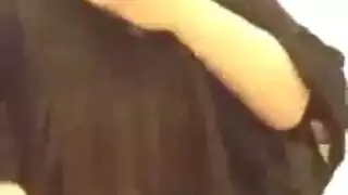 فتاة مكتنزة تتباهى بثدييها الكبيرين وحلماتها الداكنة في فيلم إباحي