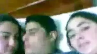 أب مصري سكري ينيك عاهرتين كبيرتي الثدي في مشهد إباحي ساخن