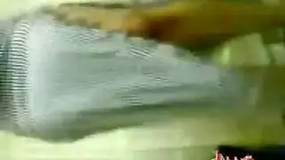عاهرة مصرية تتعرى من الجلابية في عرض إباحي مثير