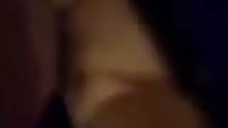 طالبة صغيرة تنحني لممارسة الجنس في ساحة المدرسة