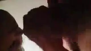 جمال داكن مجنون يأخذ قضيب ضخم في مشهد إباحي