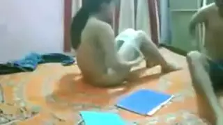 جنس عربي محارم قوي: الأخ يدكّس كس أخته الضيق على السرير