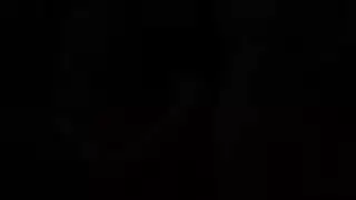 اخذ يلعب مع اختهي وينمها