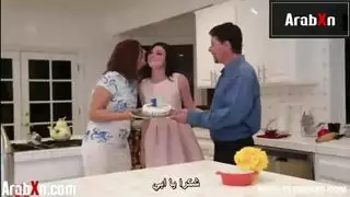 الفتاة المدللة تحتفل بهبة قضيب أبيها في عيد ميلادها