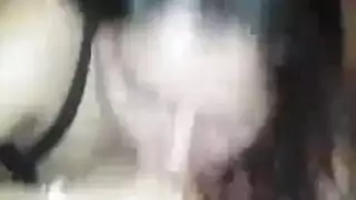 ثلاثية مثلية بالحزام: عاهرة سمراء تتعرض لإيلاج مزدوج