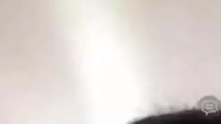 سيارة ليموزين شابة لديها مساعدة حامل